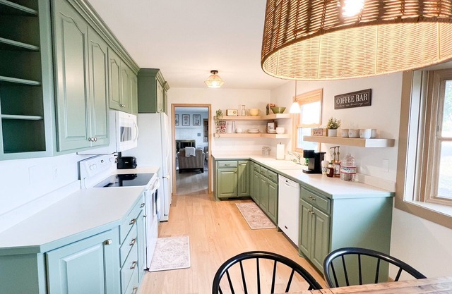 Retro vibes 4-bedroom home in Chaska with WiFi, AC, bike
