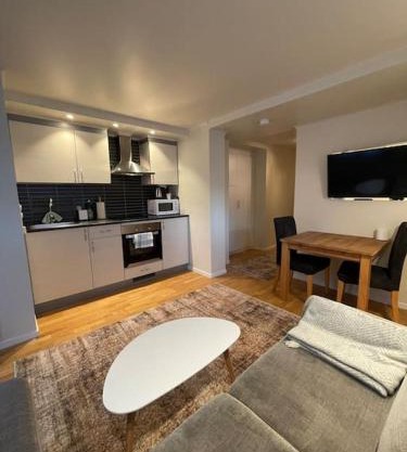 Revtind - Modern apartment with free parking
