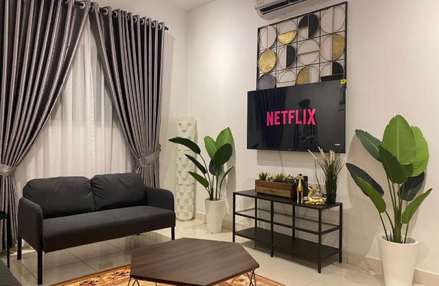 Reylin Alanis Suite/Free Wifi & Netflix/Airport Shuttle Service