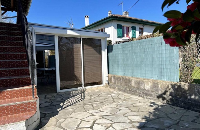 Rez-de-jardin rénové avec terrasse à Cambo-les-Bains, T1 Bis pour 2 personnes, équipé et lumineux - FR-1-495-93