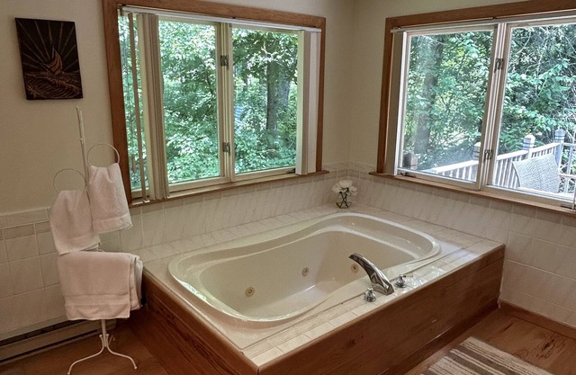 Rhinebeck Romantic Retreat! Private Guest House, Sky Lights, Spacious.