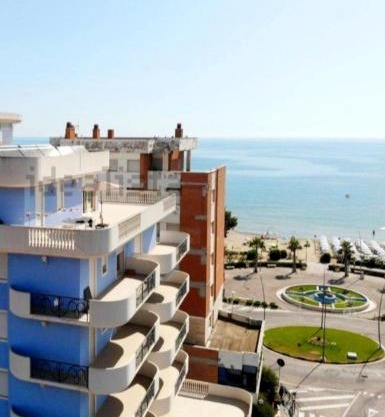 RICCIO BLU pochi passi dal mare