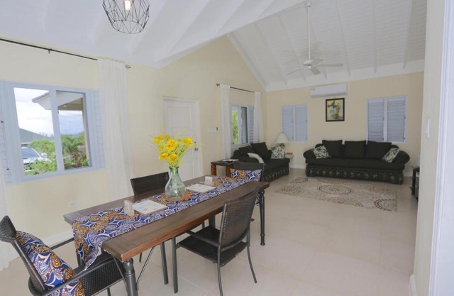 Richmond - Heroes Villa, AC, Security, Access to Pool, Playground & Private Beach - Welcome Breakfast Basket