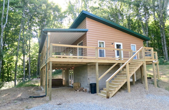 Ridgetop Views, Hot Tub, and fenced in yard for pets!