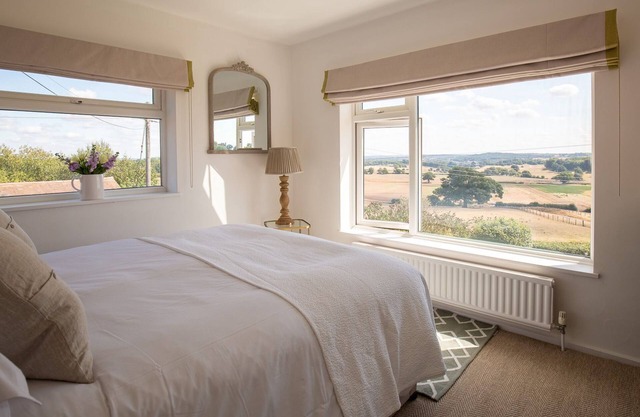 Ridgeway Farmhouse at Ragley Estate, Alcester - sleeps 8 guests in 4 bedrooms