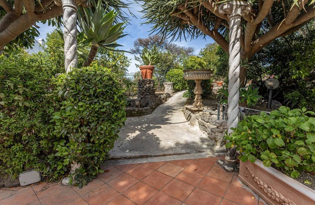 Right in the center of Ischia, the ideal villa for comfortable exclusive vacations