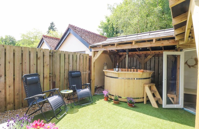 RISING SUN COTTAGE, with hot tub in Lixwm