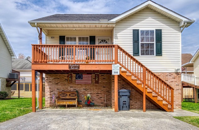 River Access- 1 Mile off of Pigeon Forge Parkway- Hot Tub-pet friendly-motor cycle Friendly