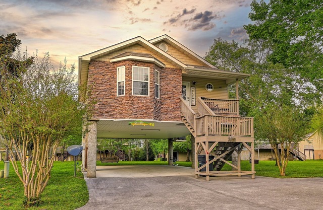 River Access Cottage with Great Parking, 1 Mile to Parkway