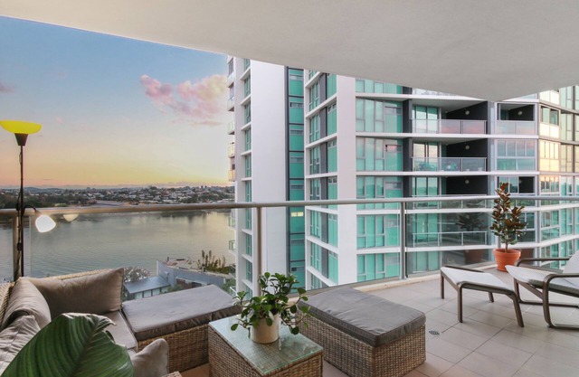 River + City Views. Unit 4kms from Airport and City