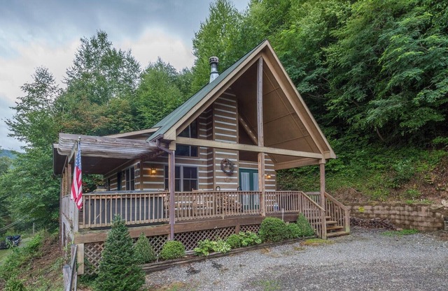 River Play & Hiking by Day - Hot Tub Under The Stars At Night