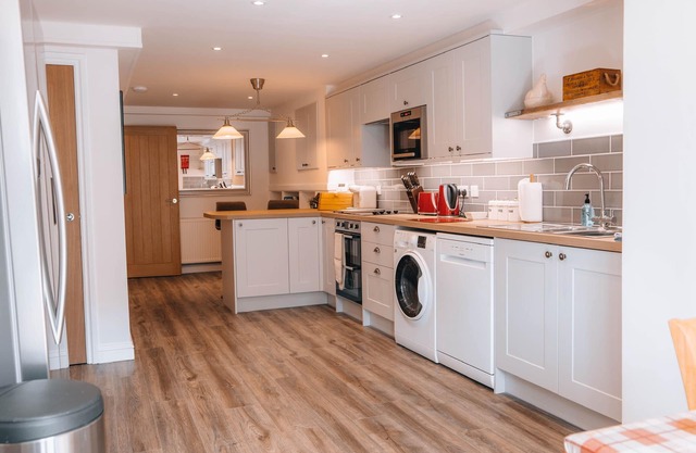 Riverbank Cottage - Scenic River Views