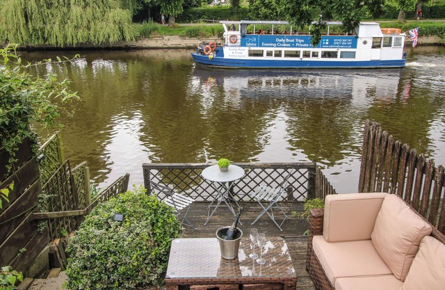 RIVERBANK, family friendly, with a garden in Shrewsbury