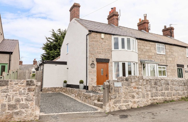 RIVERDALE, pet friendly, character holiday cottage in Rhuddlan