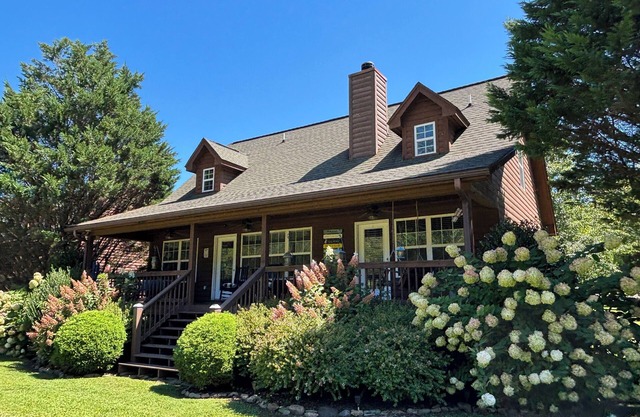 Riverfront Cabin 3 Bd, 2.5 Bath, WIFI, Pool, Covered Parking, Paved Drive