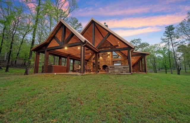 Riverfront Cabin, Bunkhouse & Saloon-160 Acres/ATV Trails!Kayaks Provided!