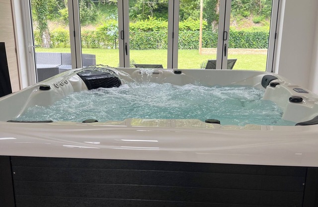 Riverfront house with jacuzzi and games room