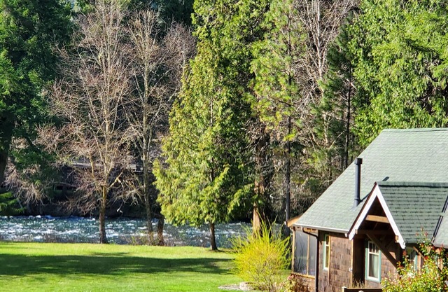 Riverfront Luxury Cabin #9 at The Log Cabin Inn