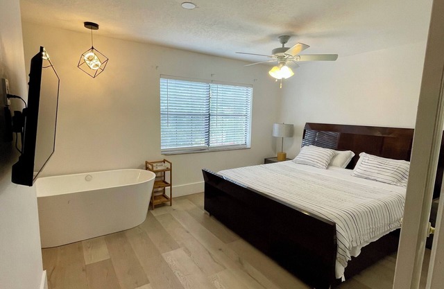 Riverfront Retreat:2BR+Soak tub