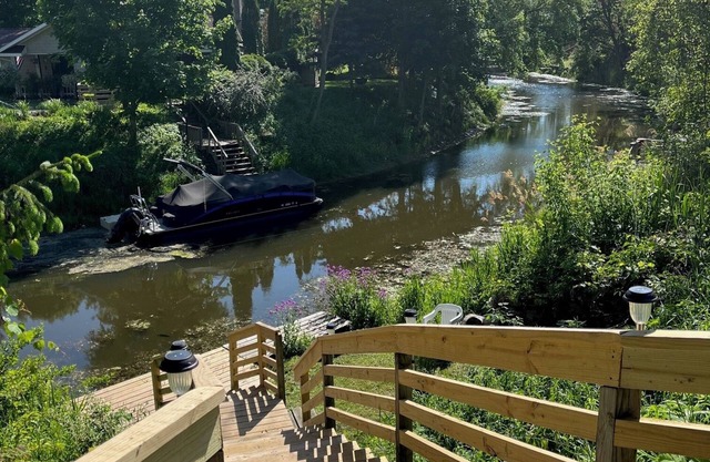 RIVERFRONT RETREAT/HEART of DOWNTOWN Caseville - short stroll to BEACH/sleeps 6