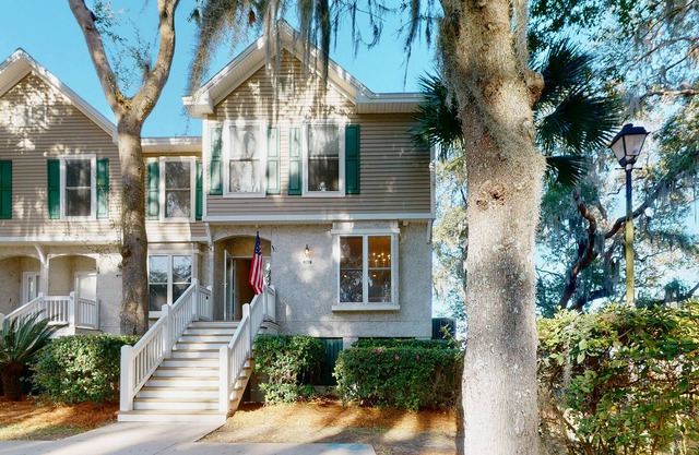 Riverfront townhome with AC, porch, balcony, WiFi, & on-site pool & tennis