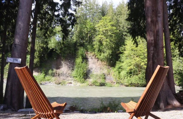 Riverfront w/Cedar Hot tub, Sauna, Movie Theatre