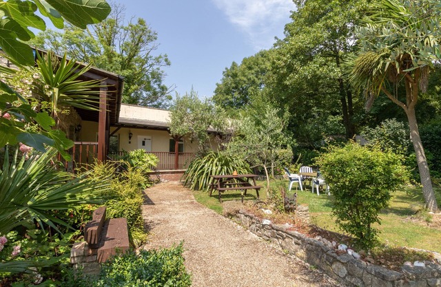 RIVERHOUSE LODGE, family friendly, with a garden in Upwey