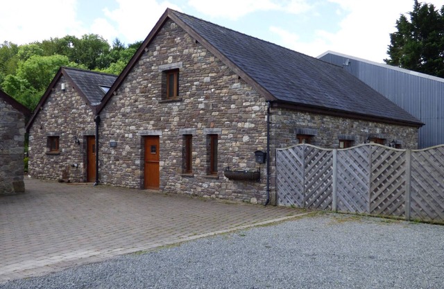 RIVERSIDE BARN, family friendly, character holiday cottage in Gilwern