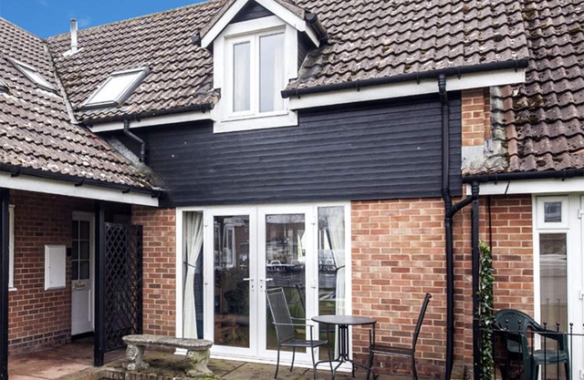 Riverside Holiday Cottage Nr The Iconic Wroxham Bridge. 2-Bedroom Pet-Friendly