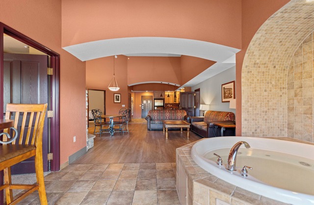 Riverside Retreat, Luxury 14 ft ceiling, Ground fl