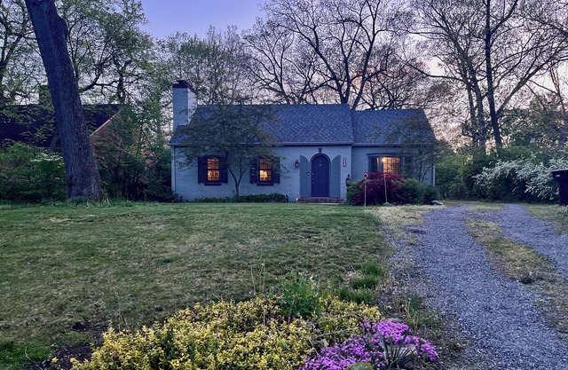 Riverside Retreat: cozy home in close proximity to Notre Dame! Sleeps 6!