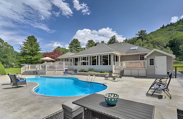 Riverside retreat in Catskills with pool