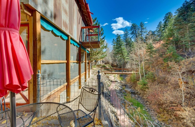 Riverside Retreat w/Screened Porch: 6 Mi to Taos!