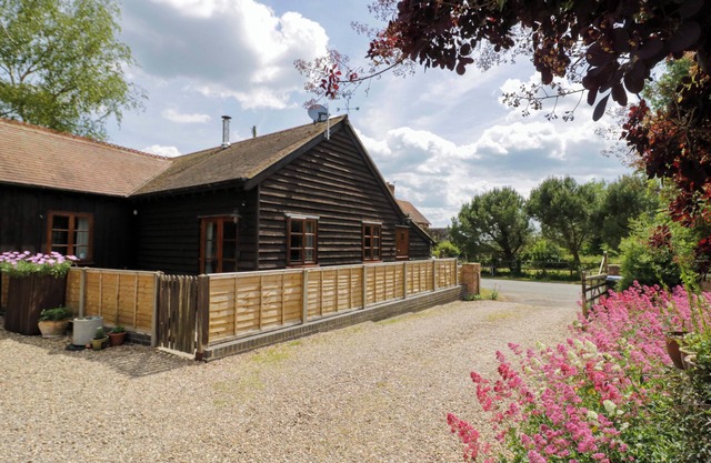 ROBBIE'S BARN, pet friendly, with open fire in Stratford-Upon-Avon