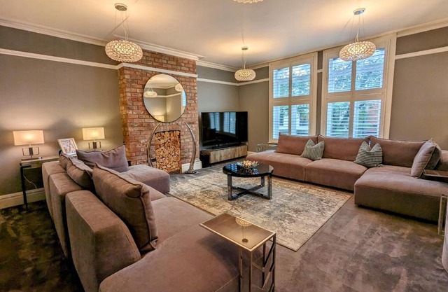 Robert Bolt House, Free Parking, 1 Minute to Metrolink