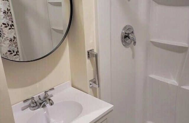 Roberts ave. Immaculate Rental For Nurses Apt C