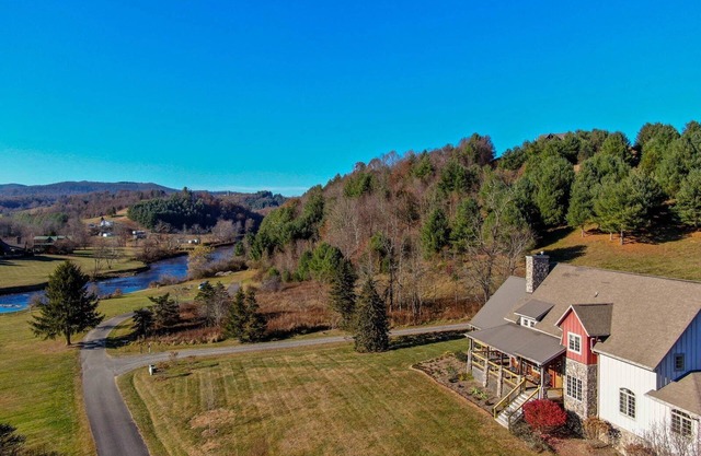 Robin Hoods Retreat - Luxury home, walk to river, hot tub, fire pit!