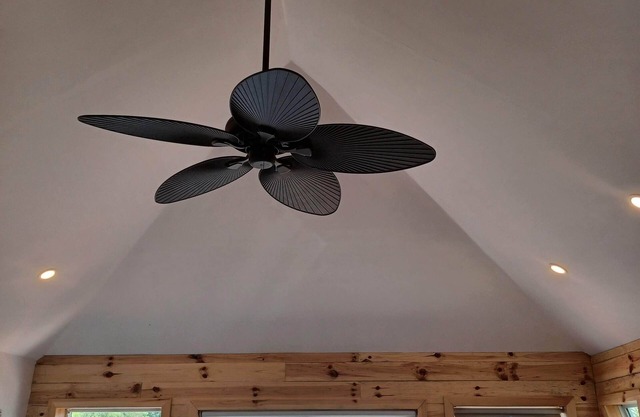 Robin's Nest. Beach. Watersports free. Private deck - Lake view. Couples only.