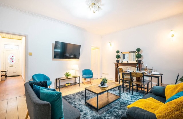 Rochdale Retreat - Spacious 4-Bed House 8 beds