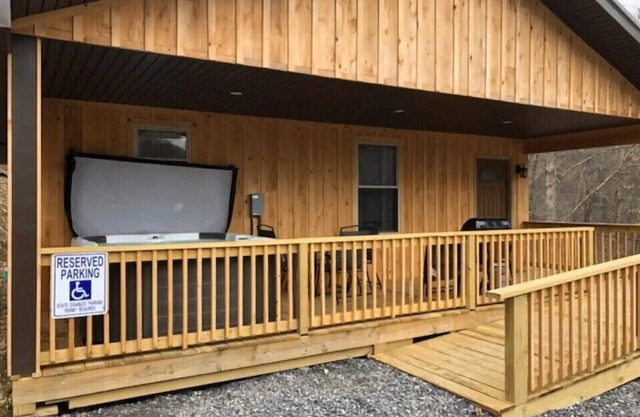 Rock Hill Cabins - Bear Den