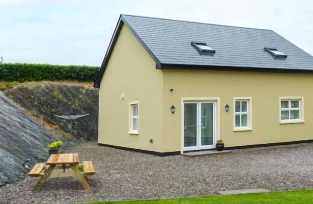 ROCK LAWN COTTAGE, pet friendly in Kealkill, County Cork