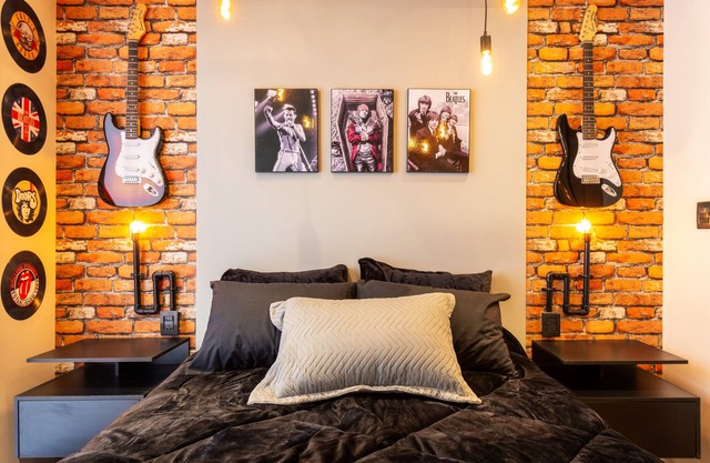 Rock n' roll life only a couple minute walk from the best eateries!