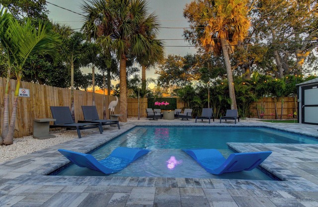 Rockin Retreat- Triplex w/heated pool, Steps to beach, fire pitt, and putt putt