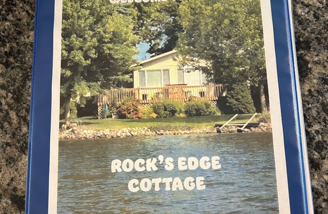 Rocks Edge 2-bedroom house w/AC, Free Dock space -Fish Lake in Shipshewana, IN