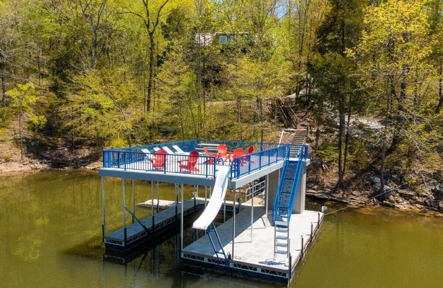 'Rockwater' Privacy, Huge Great Room, Double Deck Dock, Hot Tub, Billiards.