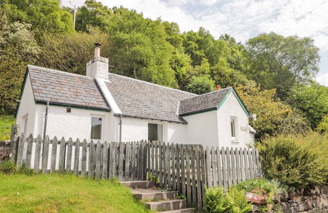 RODDY'S COTTAGE, pet friendly, character holiday cottage in Glenelg