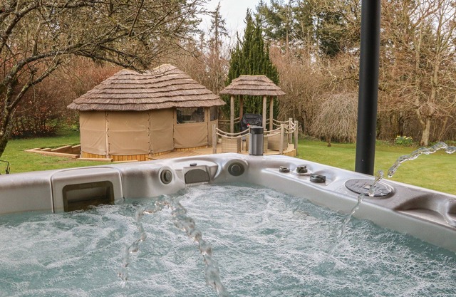 RODGEMONTS BARN, family friendly, with hot tub in Chulmleigh