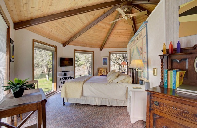 Rogue River frontage: private deck & hot tub, exciting interior, river dock, FUN
