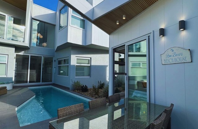 Rom Baro's Tiny Beach House - beachside studio with pool in Shellharbour Village
