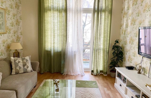 Romantic Apartment with Balcony, quiet central street near Lichtentaler Allee